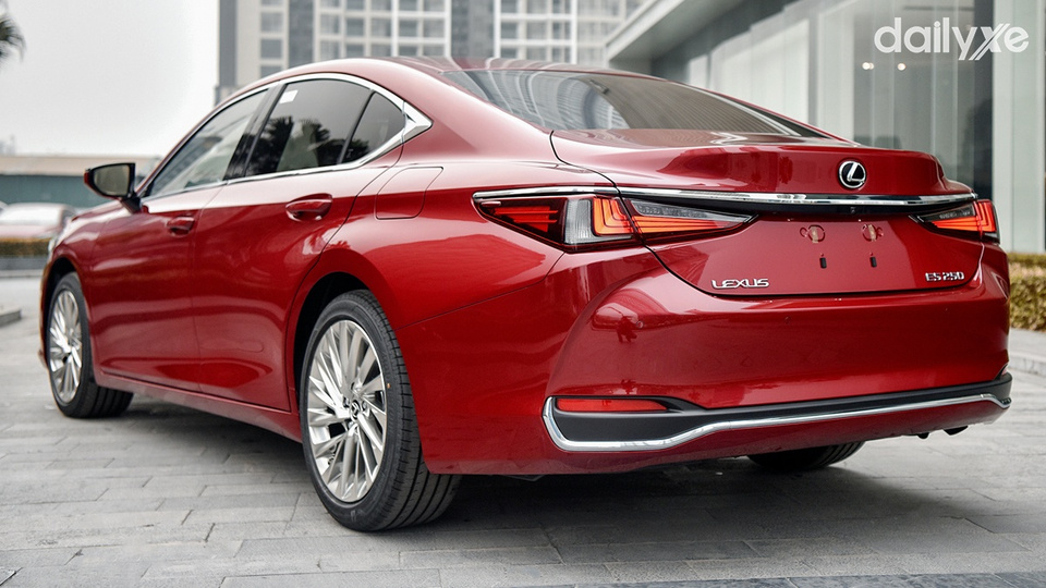 Đuôi xe nổi bật với ốp cản sau vững chãi và mạnh mẽ