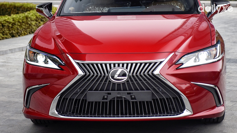 Lexus ES nổi bật với lưới tản nhiệt hình con suốt đặc trưng