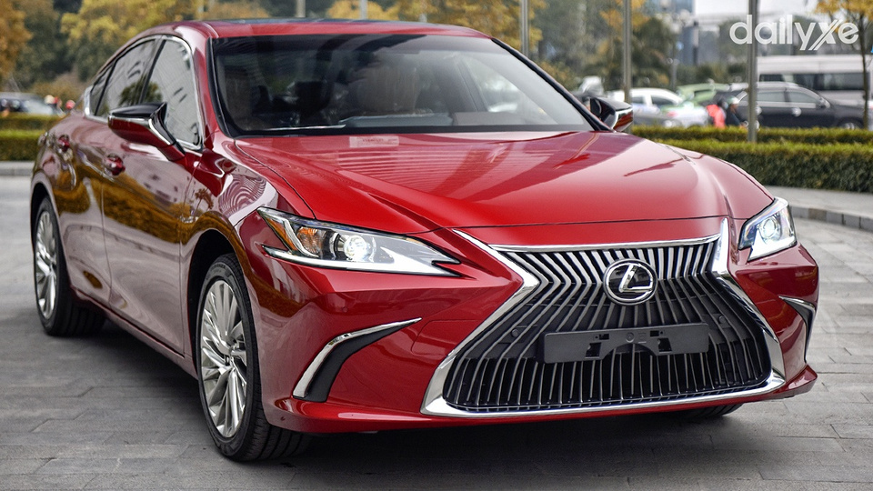 Ngoại hình ES đúng chuẩn mẫu xe sedan hạng sang thanh lịch