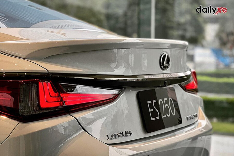 Đuôi xe nổi bật với cụm đèn hậu chữ L