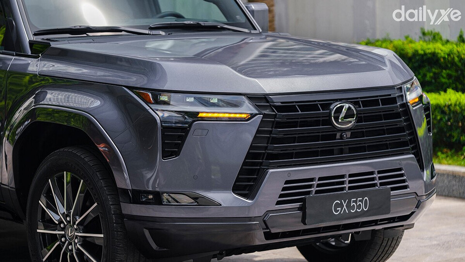 Cản trước xe Lexus GX550 khỏe khoắn với hốc gió trung tâm hình thang