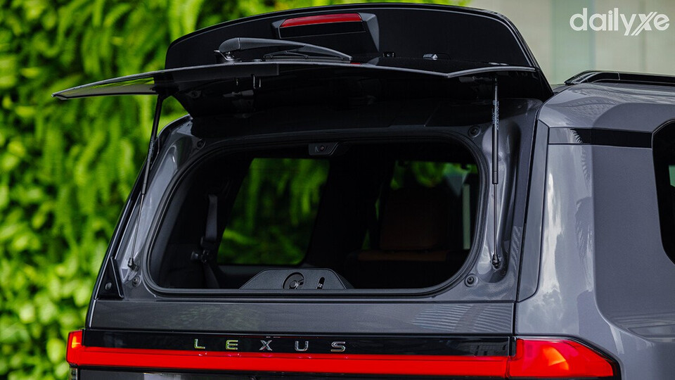 Cốp xe Lexus GX550 lật ngược độc đáo
