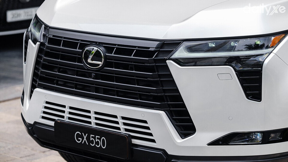 Lưới tản nhiệt kiểu dáng con suốt điển hình của Lexus