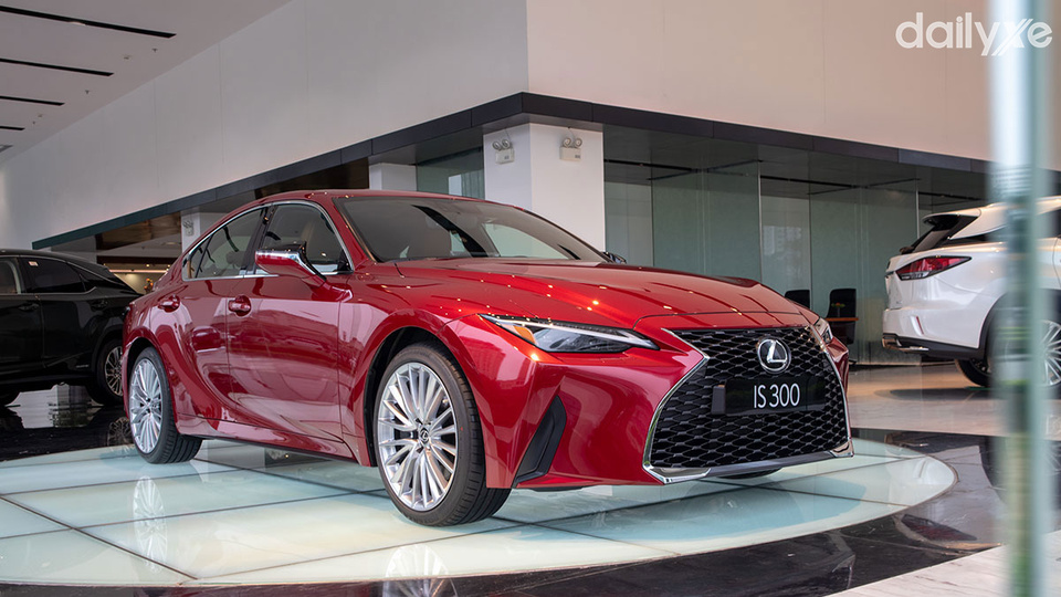 Lexus IS mua xe sedan cao cấp với thiết kế nổi bật