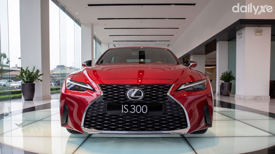 Ngoại hình IS đạt chuẩn mẫu xe sedan sang trọng
