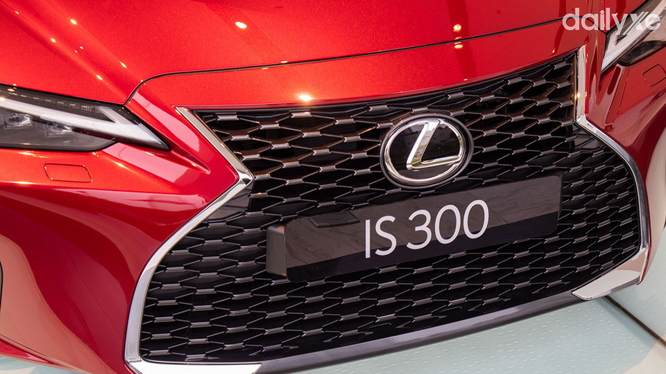 Cụm lưới tản nhiệt hình con suốt đặc trưng của Lexus