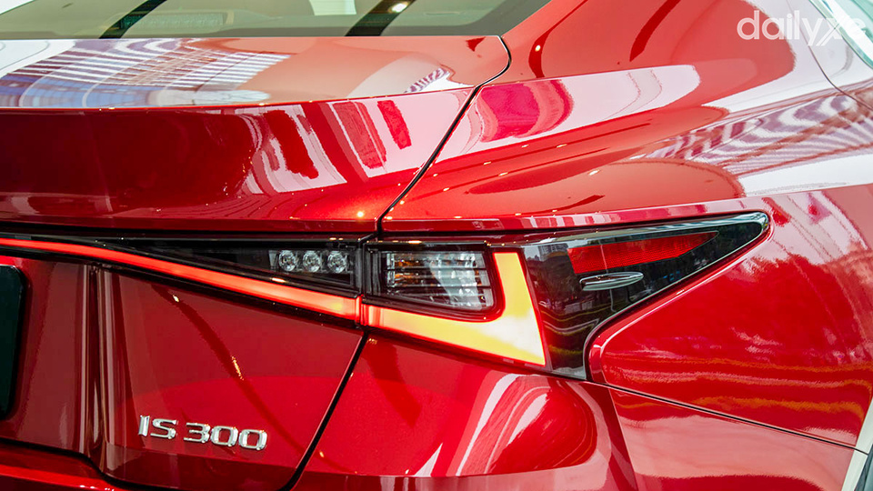 Lexus IS nổi bật với cặp đèn hậu LED hình chữ L