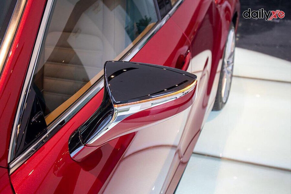 Trang bị gương chiếu hậu tự động gập và có tính năng sấy gương