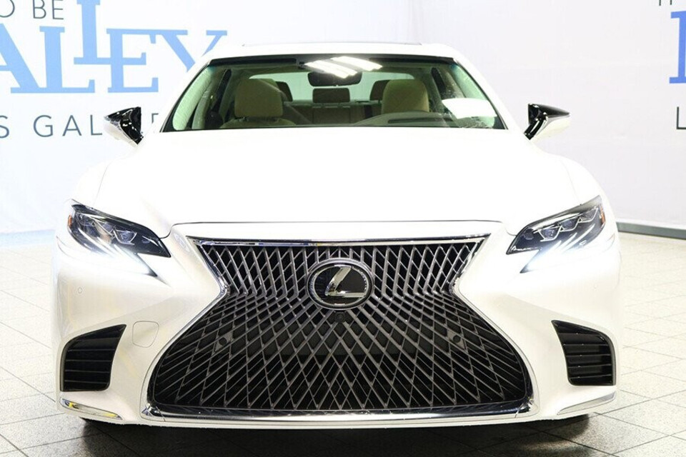 Cụm lưới tản nhiệt to bản hình con suốt là nét rất đặc trưng của hãng xe Lexus Cụm lưới tản nhiệt to bản hình con suốt là nét rất đặc trưng của hãng xe Lexus