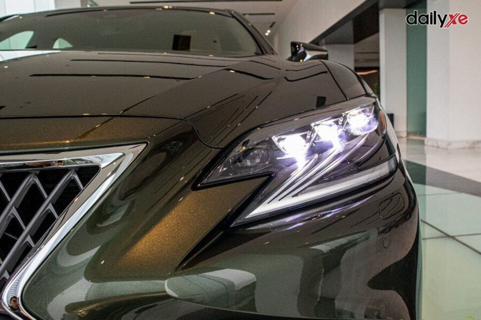 Cụm đèn pha của xe dạng LED được vuốt nhọn vô cùng tinh tế