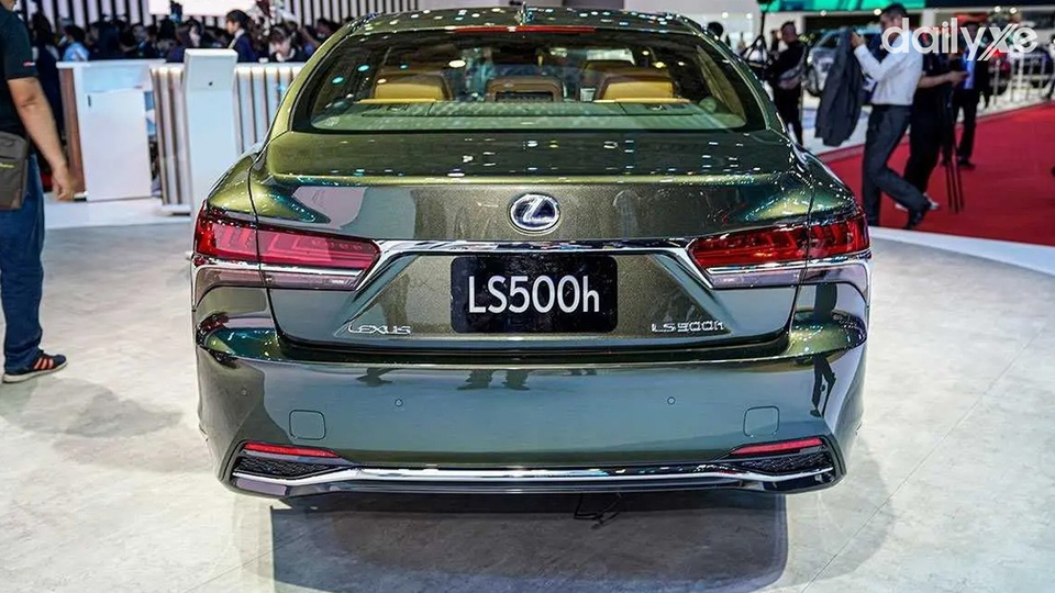 Đuôi xe Lexus LS thiết kế sang trọng và mạnh mẽ