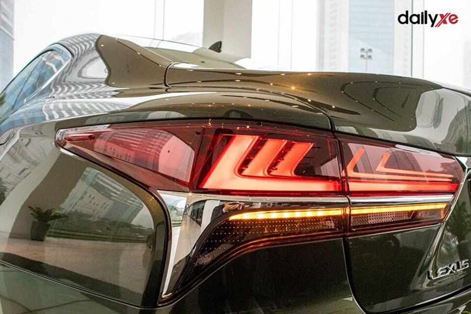 Cụm đèn hậu sắc nét