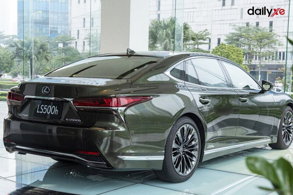 Đuôi xe thiết kế sang trọng