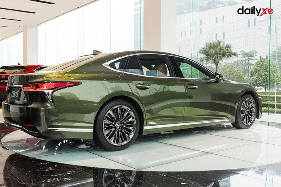 Thân xe vô cùng mềm mại như một cách thể hiện sự chững chạc với phong cách lịch lãm