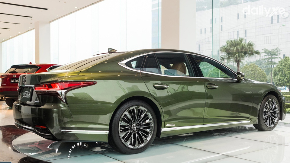 Thân xe Lexus LS đậm chất thể thao