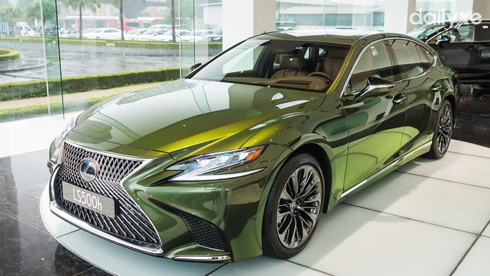 Lexus LS có kích thước lớn cùng đa dạng lựa chọn màu sắc ngoại thất