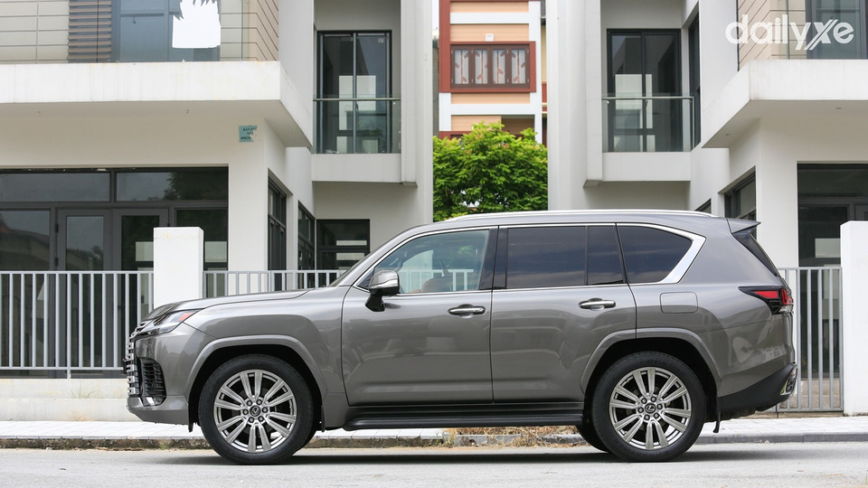 Thân xe Lexus LX thống nhất và mạnh mẽ