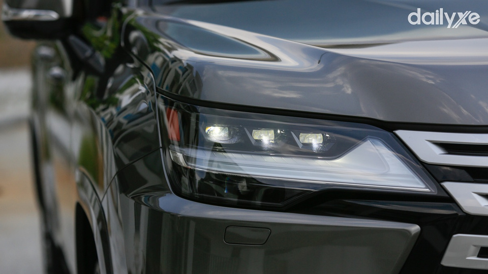 Cụm đèn trước với đèn ban ngày chiếu sáng ba chiều