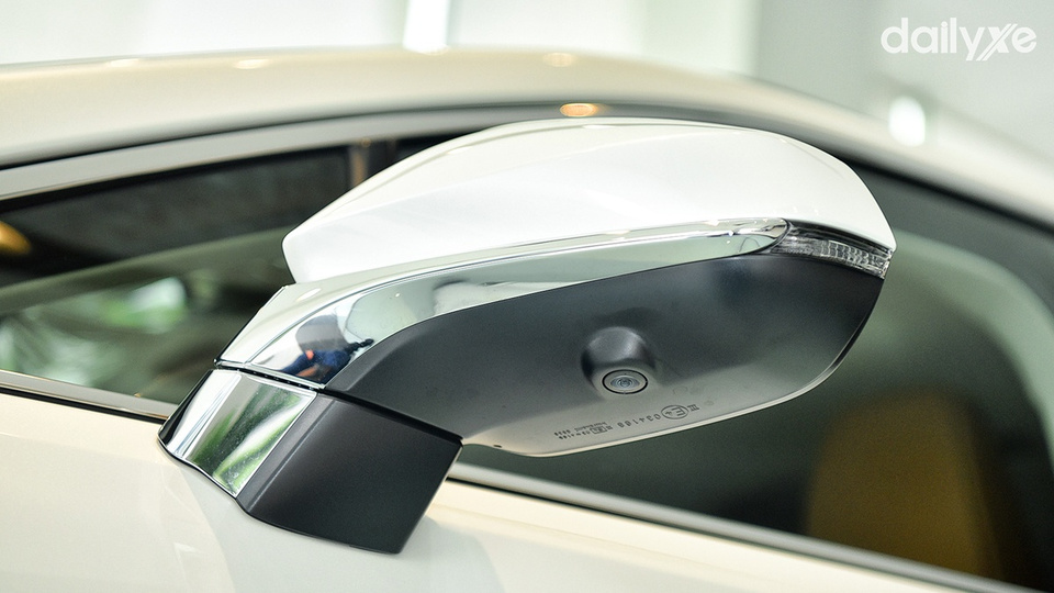 Gương chiếu hậu ngoài tích hợp đèn báo rẽ LED cùng nhiều chức năng hiện đại