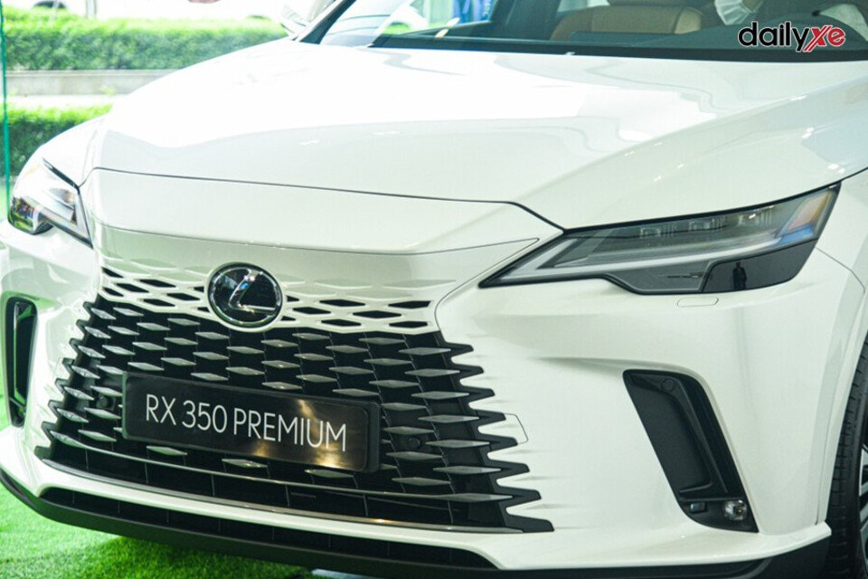 Thiết kế đầu xe RX nổi bật với trang bị lưới tản nhiệt cỡ lớn hình con suốt rất đặc trưng Thiết kế đầu xe RX nổi bật với trang bị lưới tản nhiệt cỡ lớn hình con suốt rất đặc trưng