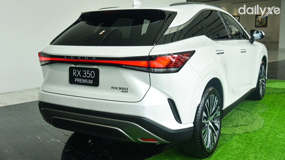 Đuôi xe Lexus RX sở hữu đường nét nguyên khối đơn giản