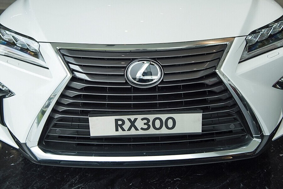 Lưới tản nhiệt mạ crom sang trọng Lưới tản nhiệt mạ crom sang trọng