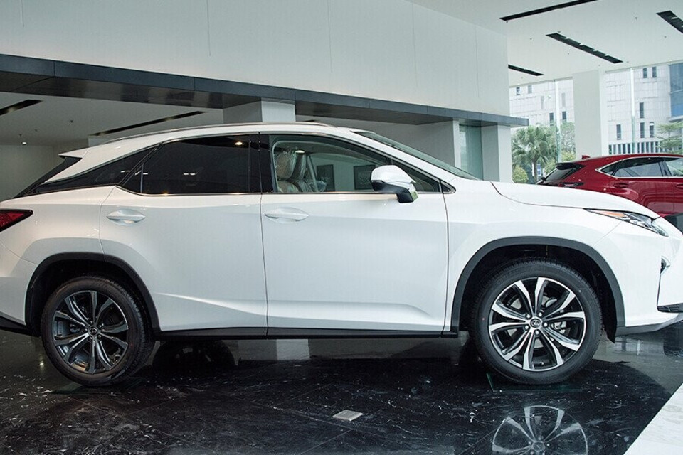 Hông xe có sự xuất hiện của những đường gân dập nổi sắc nét Hông xe có sự xuất hiện của những đường gân dập nổi sắc nét