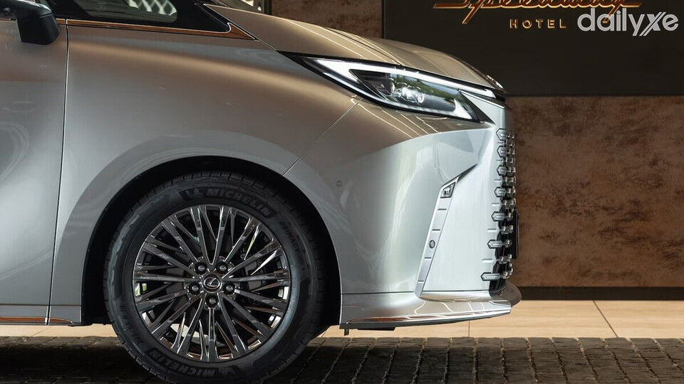 Mâm xe hợp kim đa chấu kích thước 19 inch