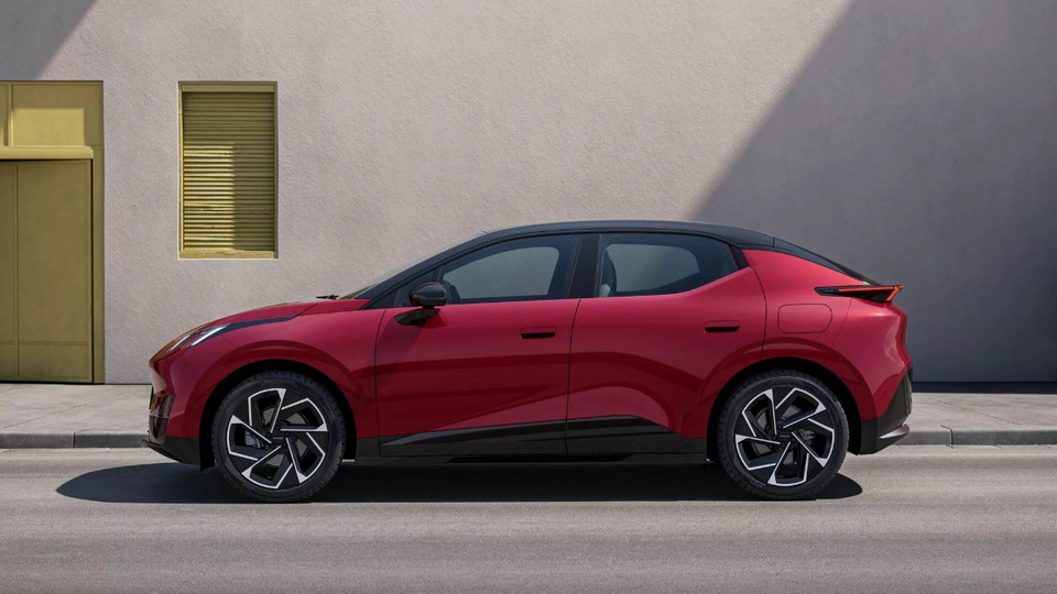 Thân xe mang phong cách coupe SUV nhẹ