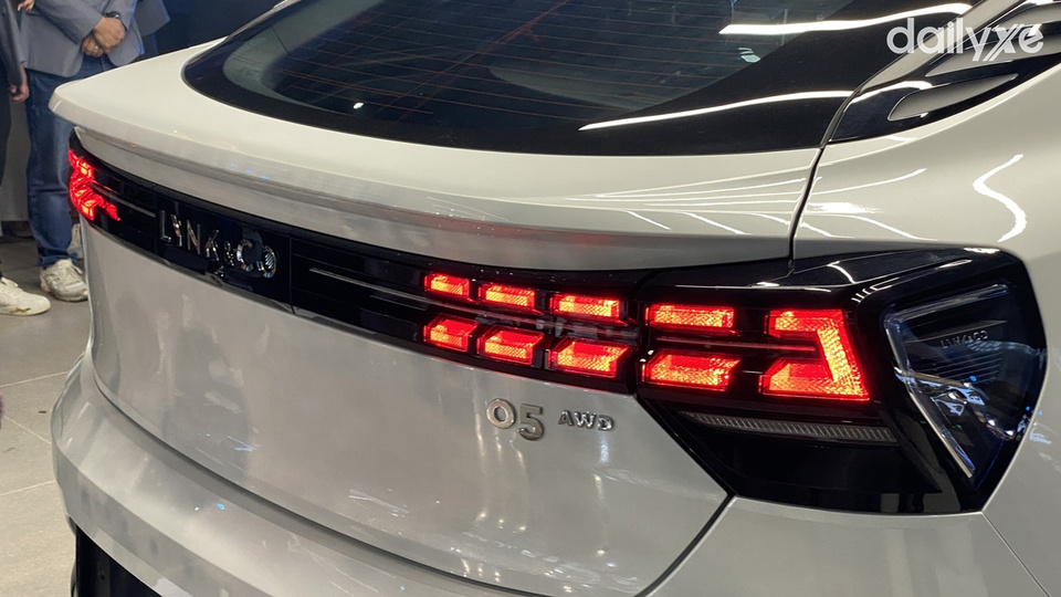 Cụm đèn hậu LED dạng pixel hai tầng độc đáo