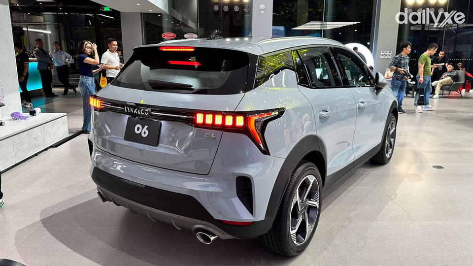 Đuôi xe thiết kế đơn giản nhưng sang trọng