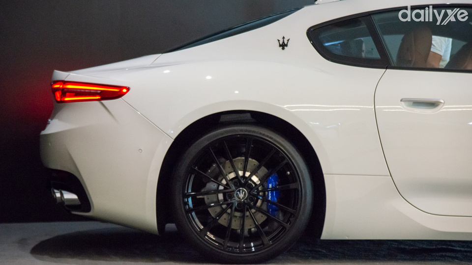 Mâm xe đa chấu sơn đen nổi bật khi chuyển động