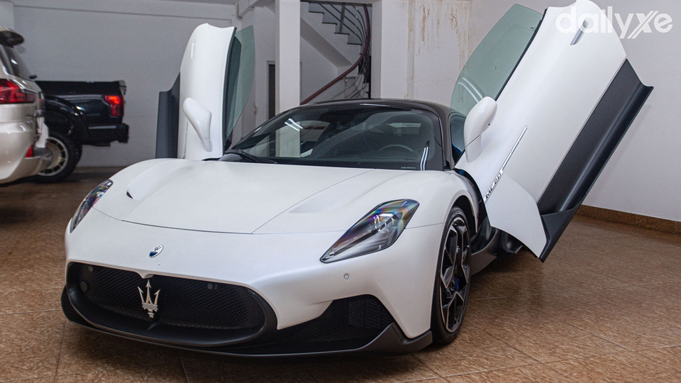 Bộ cửa cánh bướm thiết kế bắc mắt