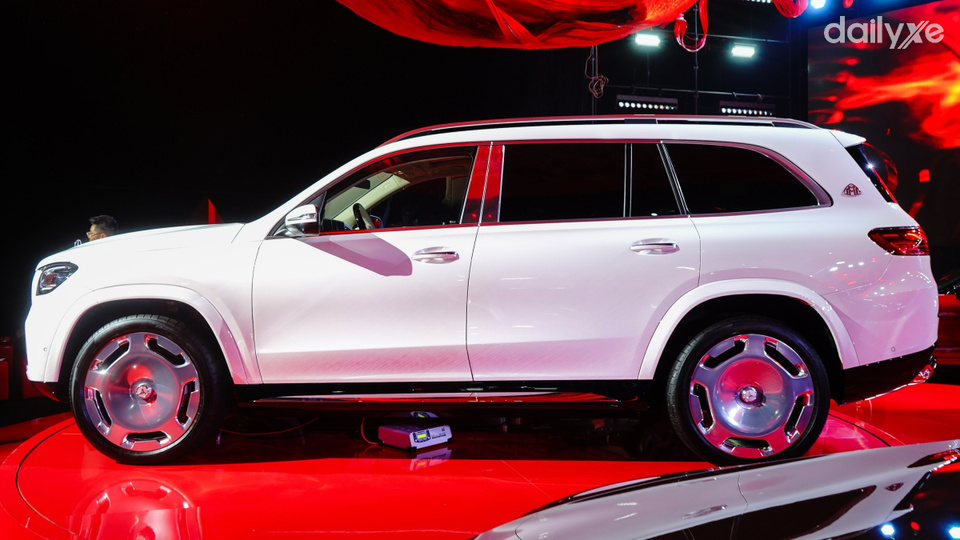 Chiếc SUV nhanh chóng thu hút bởi dáng vẻ oai vệ và thần thái sang trọng