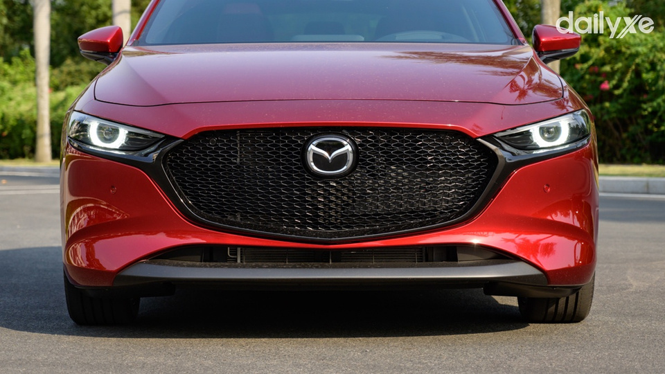 Cản trước xe mỏng và được sơn đen mờ