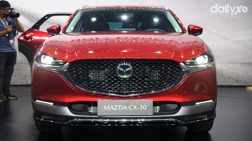 Đầu xe Mazda CX-30 nổi bật với mặt ca lăng dạng tổ ong