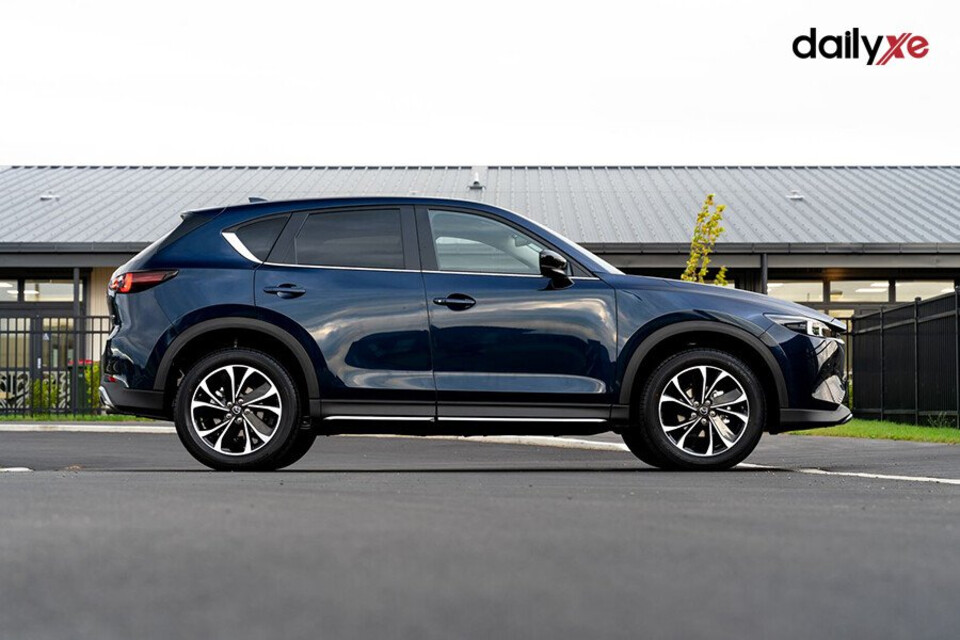 Thân xe New Mazda CX-5 2.0L Deluxe thiết kế nổi khối với phần nóc cao