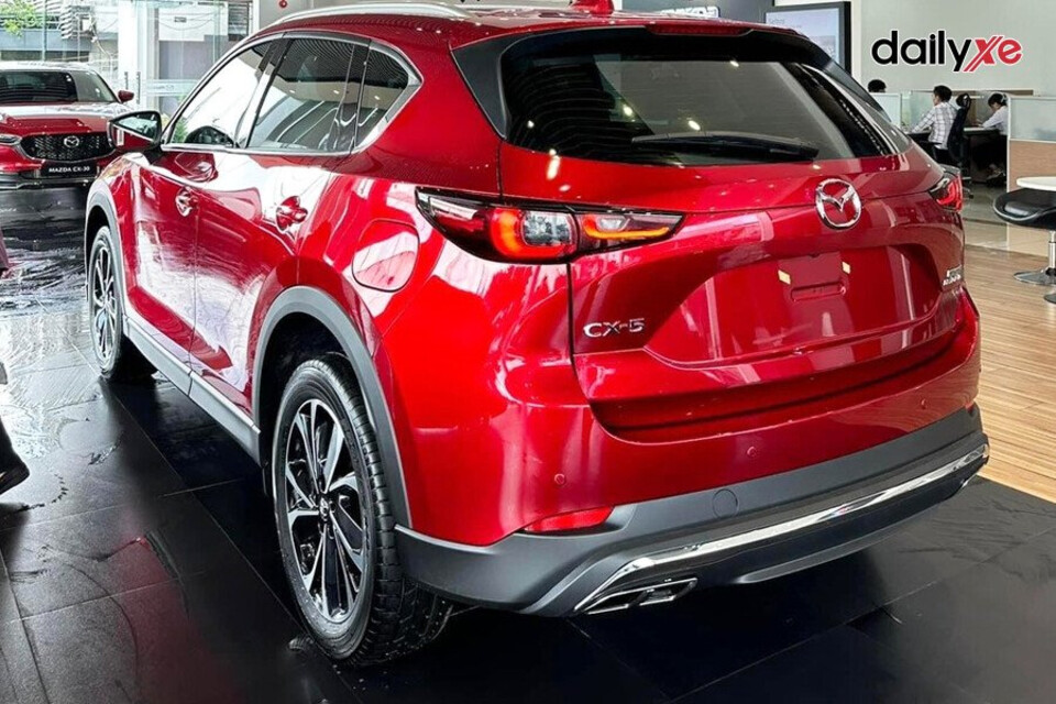 Đuôi xe thiết kế cản sau mới , nổi bật ống xả kép thể thao
