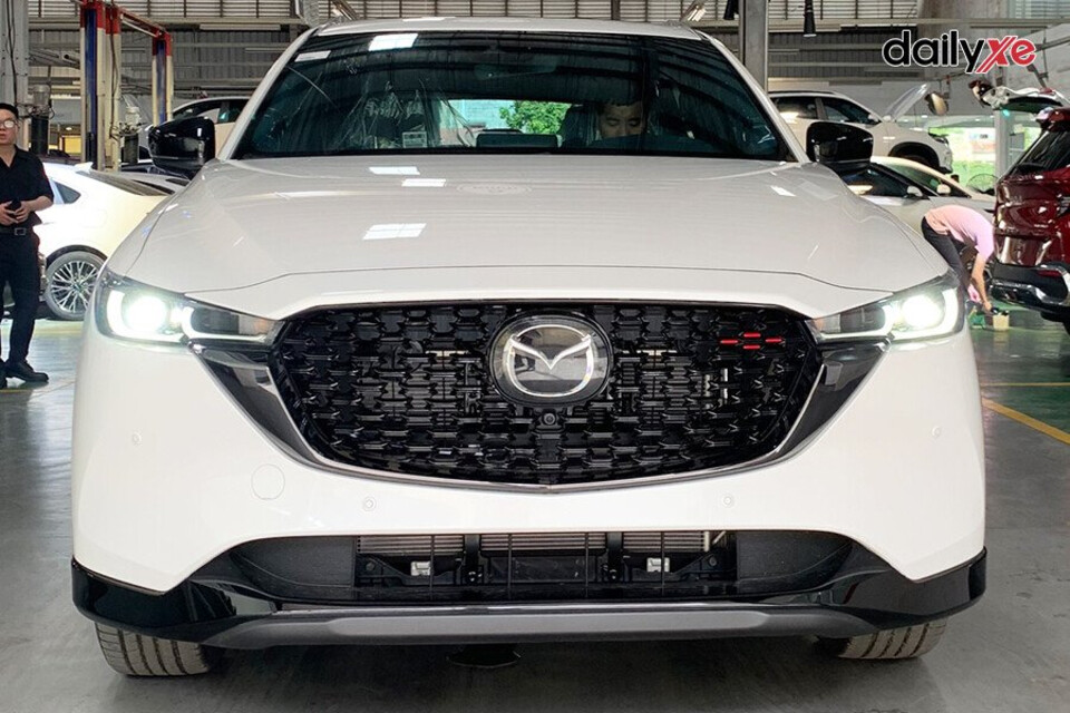 Đầu xe trang bị lưới tản nhiệt có thiết kế hoa văn 3 chiều và điểm nhấn đỏ nổi bật
