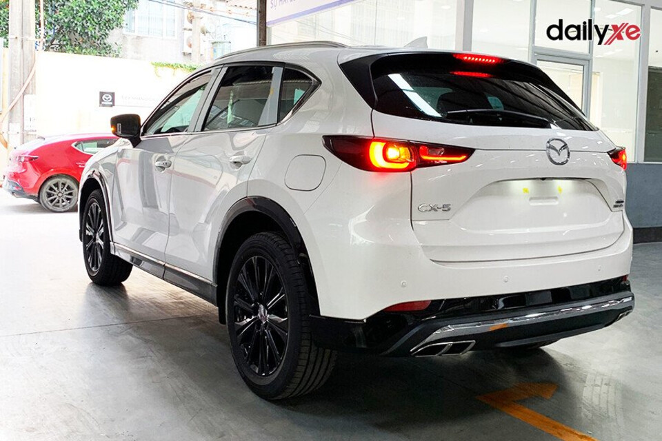 Thân xe nổi bật với đường nét nổi khối