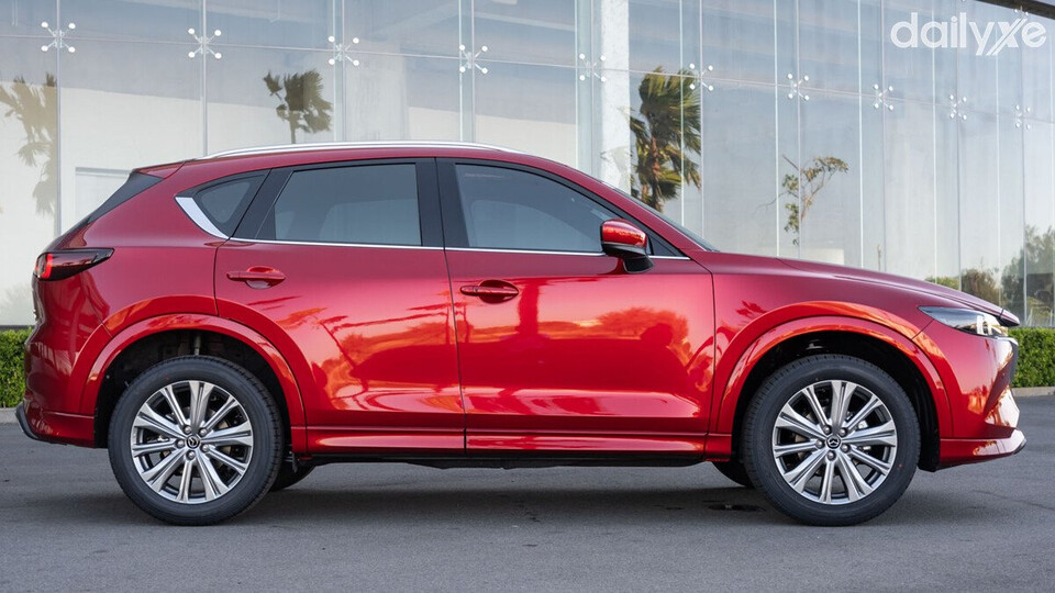 Thân xe Signature Sport với các đường gân nổi nhưng vẫn mềm mại