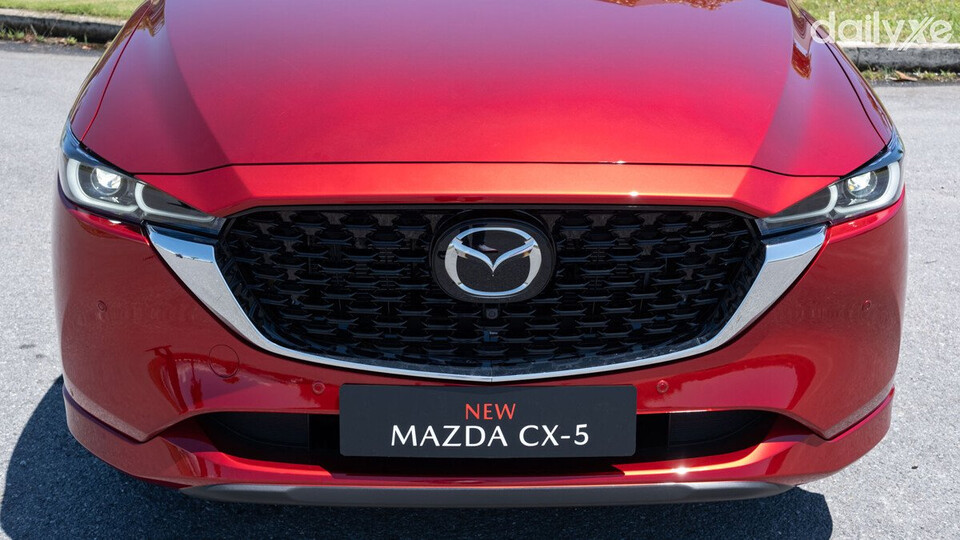 Logo thương hiệu Mazda nổi bật trên lưới tản nhiệt màu đen