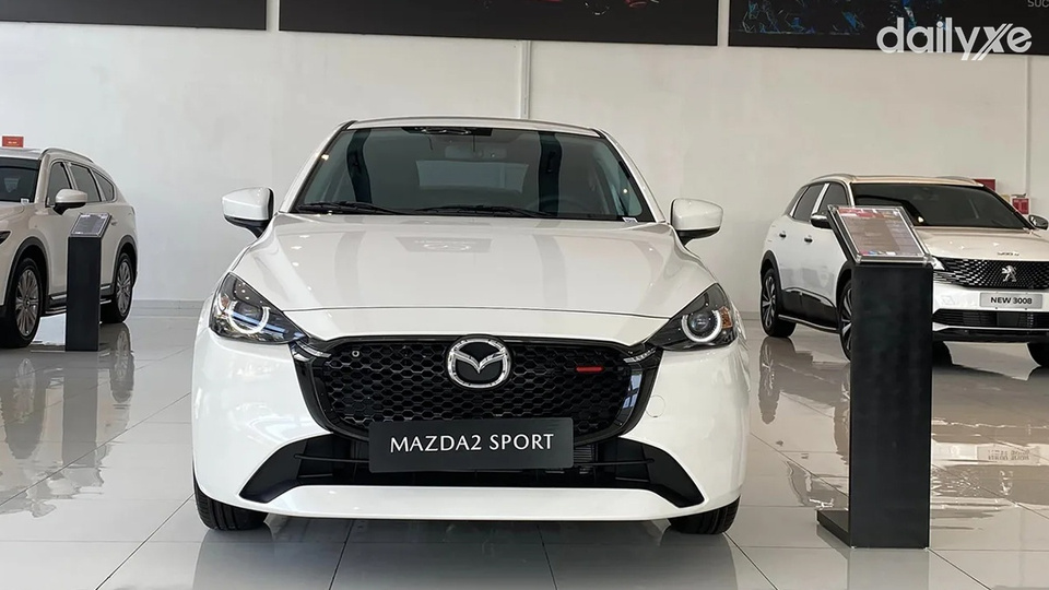 Đầu xe với lưới tản nhiệt kích thước lớn cách điệu với họa tiết kim loại cá tính
