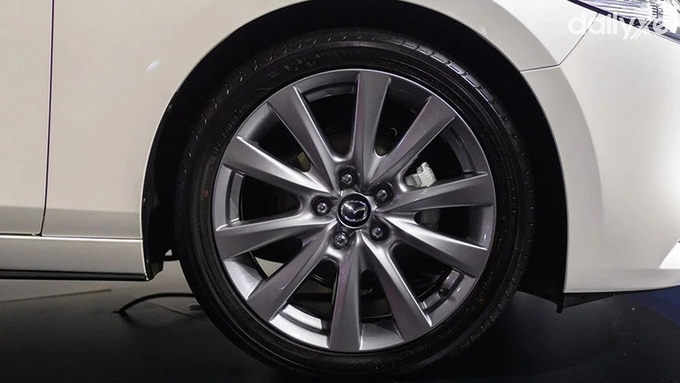 Mâm xe hợp kim đa chấu kích thước 16 hoặc 18 inch tùy phiên bản