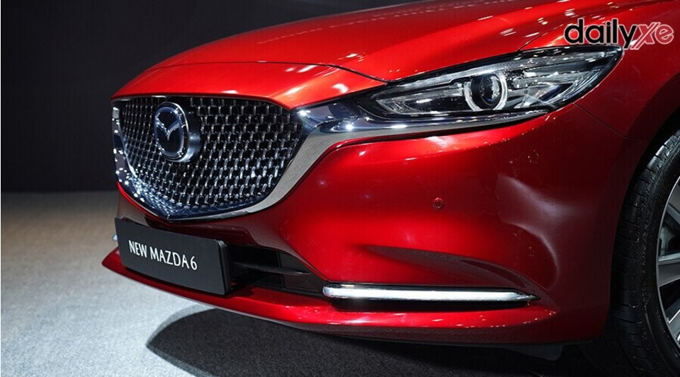 Đầu xe của Mazda 6 cuốn hút người dùng bởi hệ thống đèn chiếu sáng LED