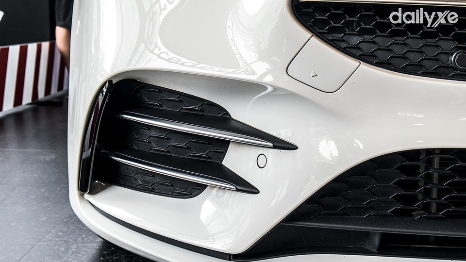 Hốc gió phía trước thiết kế thể thao