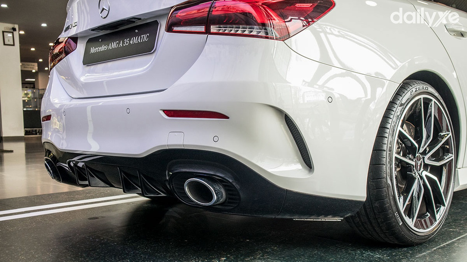 Cụm ống xả đối xứng 2 bên, khe tản gió đặt dựng đứng ở cản sau