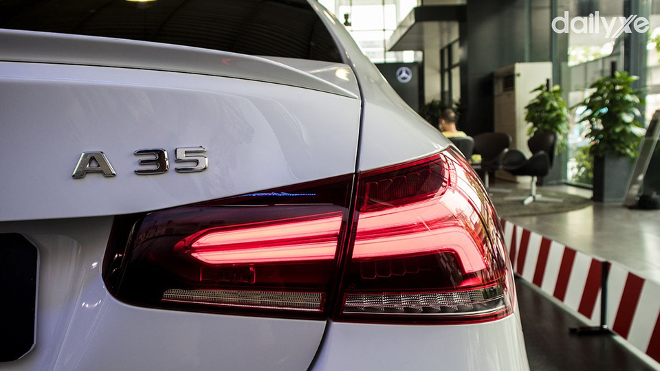 Cum đèn hậu LED nổi bật