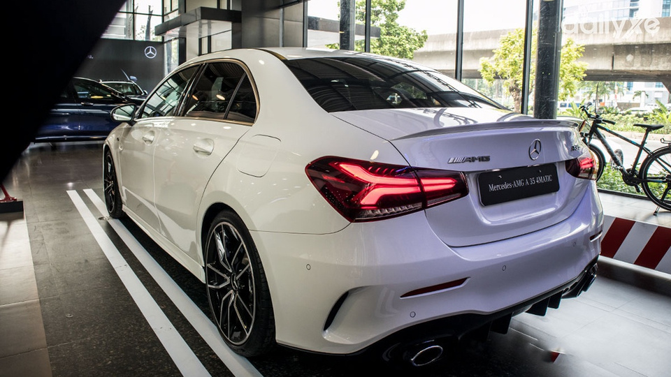 Đuôi xe thiết kế gọn gàng