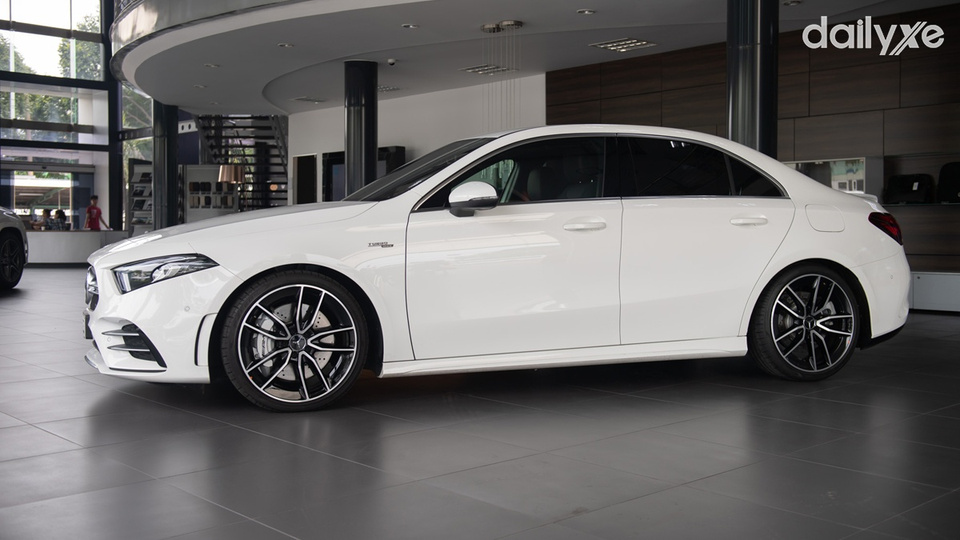 Thân xe thanh thoát toát lên vẻ sang trọng